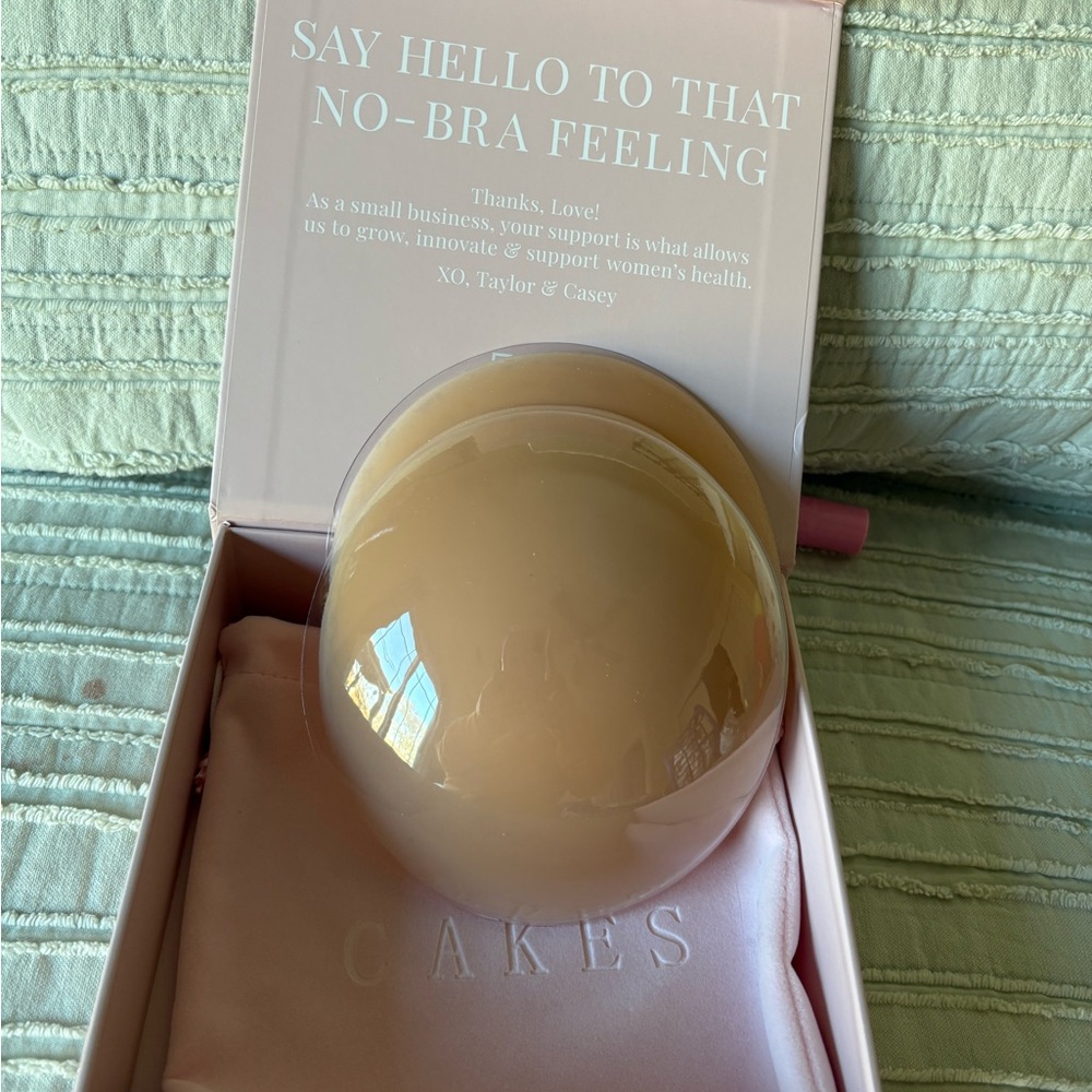 Cakes No-Bra Feeling Adhesive Bra